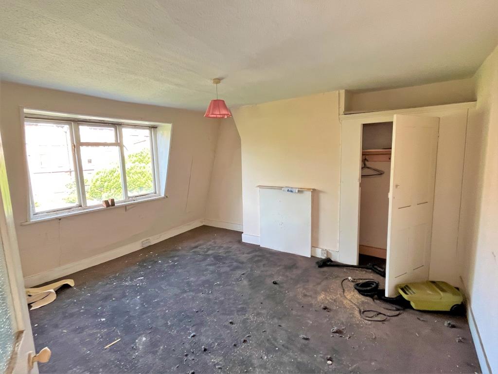 Lot: 128 - SEMI-DETACHED PROPERTY FOR TOTAL REFURBISHMENT AND REPAIR - room